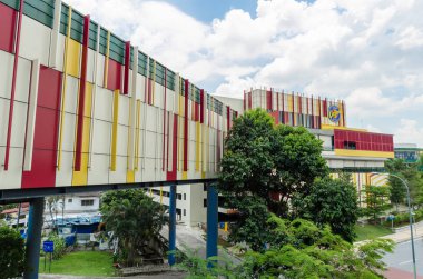 KL, Malezya-5 Nisan 2019: Cheras Leisure Mall perakende, eğlence, eğlence ve yemek mekanları canlı bir karışımı ev sahibidir. Bağlantı köprüsü, alışveriş merkezini doğrudan MRT Taman Mutiara istasyonuna bağlar..