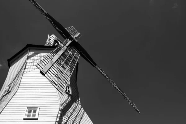 Blick nach oben zum Windmühlengebäude in Schwarz-Weiß. — Stockfoto