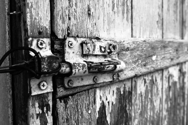 Close-up of the door lock on wooden door in black and white. — Stock Photo, Image