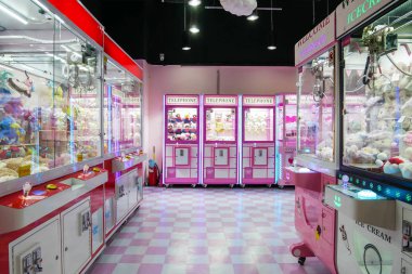 Renkli arcade oyunu oyuncak pençe vinç makine nerede insanlar oyuncaklar ve diğer ödüller kazanabilirsiniz 