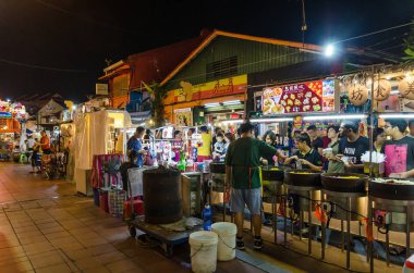 Cuma, Cumartesi ve Pazar günü gece pazarı Jonker Street en iyi parçasıdır