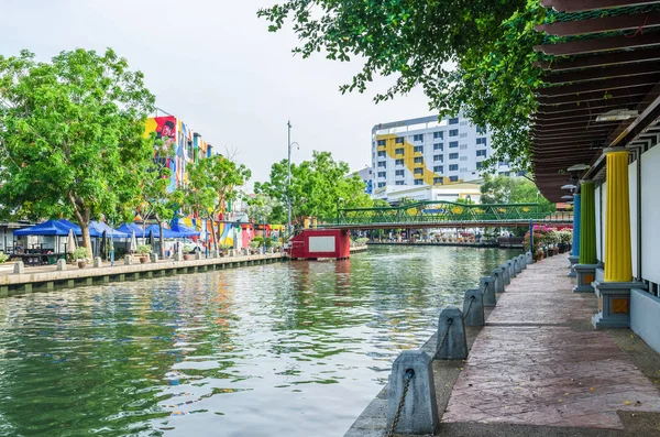 Riverside scenery along the Malaysia Malacca River, it has been listed as UNESCO World Heritage Site since 7/7/2008. — Stock Photo, Image