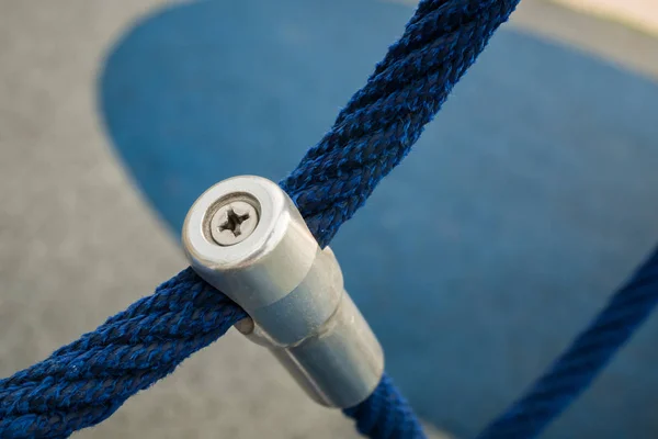 Eisenfugenpunkt der Seile in Kinderspinnennetz mit Schraube. — Stockfoto