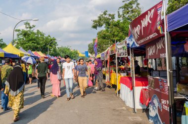 Ramazan Bazaar.It çevresinde yiyecek araştırıp satın alırken görülen insanlar, kutsal Ramazan ayı boyunca oruç tutmak için Müslümanların oruç tutabilmek için kurulmuştur..