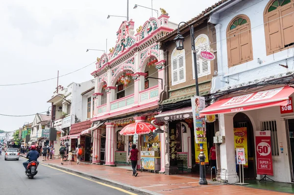 Jonker Street är centrum gatan i Chinatown i Malacca. Den var listad som Unescos världsarv den 7 juli 2008. Människor kan se att utforska runt det. — Stockfoto