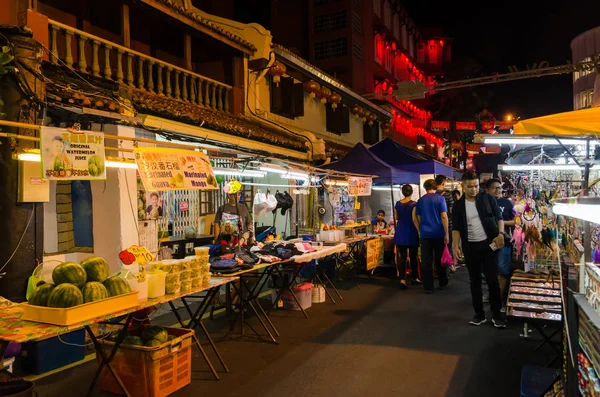 The night market on Friday,Saturday and Sunday is the best part of the Jonker Street, it sells everything from tasty foods to cheap keepsakes — Stock Photo, Image