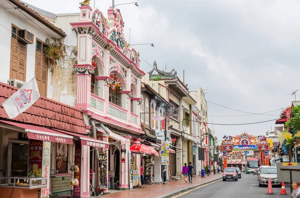 Jonker Street є центром вулиці Китайського кварталу в Малакка. Він був внесений до списку Всесвітньої спадщини ЮНЕСКО 7 липня 2008. Люди можуть бачити вивчення навколо нього. — стокове фото