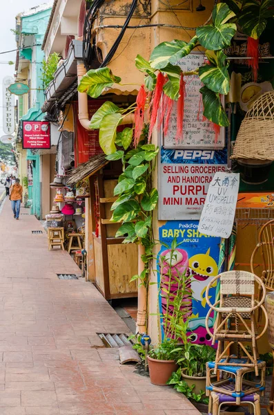 Йонкер-стрит является центральной улицей Чайнатауна в Малакке. Он был включен в список Всемирного наследия ЮНЕСКО 7 июля 2008 года. Вокруг него можно увидеть людей . — стоковое фото