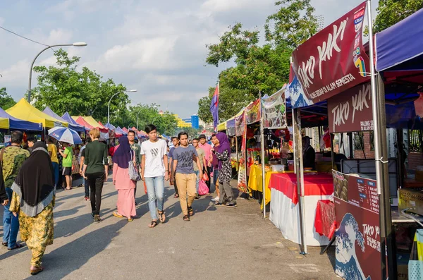People seen exploring and buying foods around the Ramadan Bazaar.It is established for muslim to break fast during the holy month of Ramadan. — Stock Photo, Image