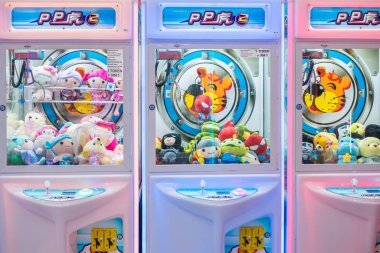 Renkli arcade oyunu oyuncak pençe vinç makine nerede insanlar alışveriş merkezi, Kuala Lumpur bulunan oyuncaklar ve diğer ödüller kazanabilirsiniz.