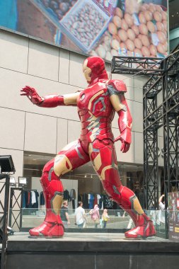 Kl Pavilion büyük bir Iron man heykeli ekran, Malezya Marvel Studios On Yıl Heroes sergi var.