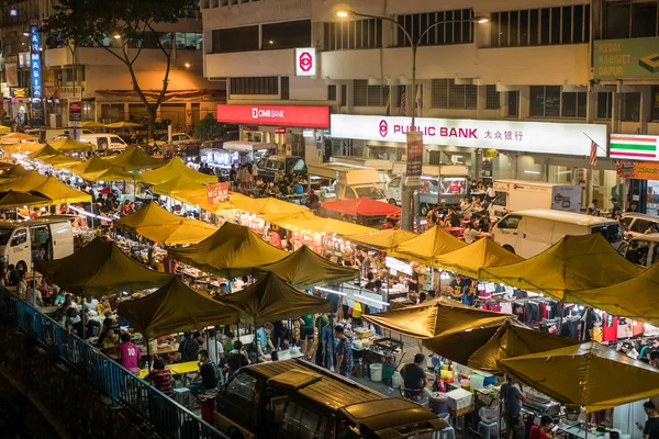 People can seen shopping and exploring around Taman Cannaught night market in every Wednesday — Stock Photo, Image