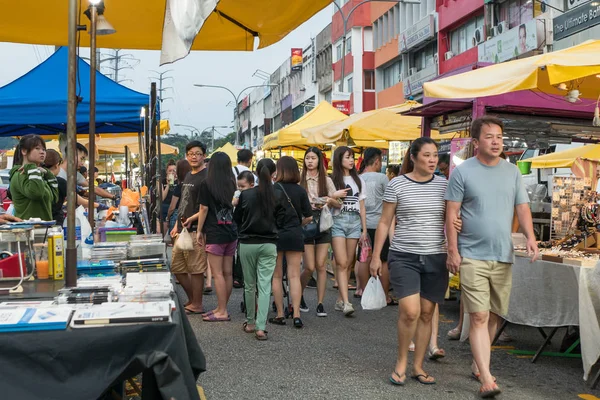 クアラルンプール、マレーシア - セプト4,2019 : 人々は買い物を見ることができます — ストック写真