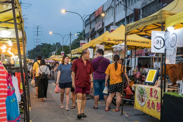 Kuala lumpur, malaysien - 4.9.2019: Die Menschen können sehen, wie sie einkaufen — Stockfoto
