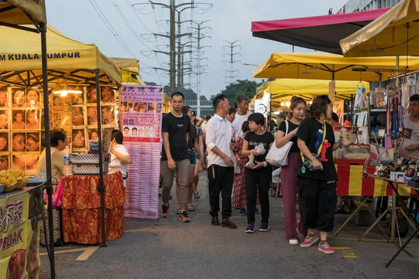 Kuala lumpur, malaysien - 4.9.2019: Die Menschen können sehen, wie sie einkaufen — Stockfoto