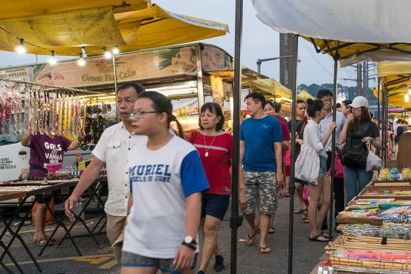 Kuala Lumpur, Malaysia-4 sept 2019: människor kan se shopping en — Stockfoto