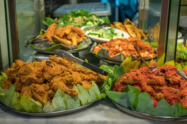 Verschillende soorten gerechten verkopen bij de Food Court — Stockfoto