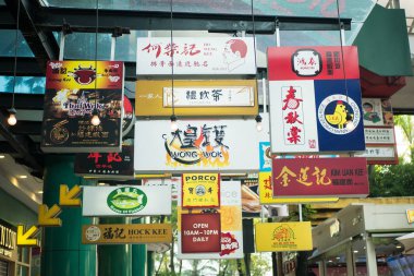 Lot 10 Avm'nin dışında asılı lot 10 Hutong Food Court tabelası çeşitli türleri.