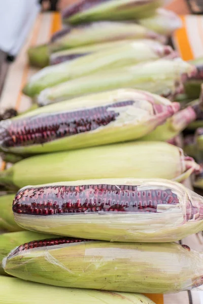 Mor mısırın yakın çekim görünümü.