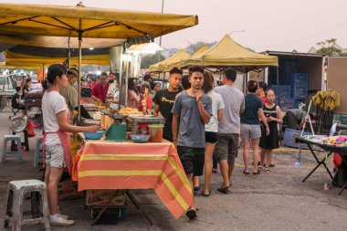 İnsanlar alışveriş görülebilir ve Pazartesi günü Seri Kembangan gece pazarı etrafında keşfetmek, lezzetli gıdalar, ucuz giyim ve vb her şeyi satıyor.