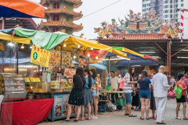Dokuz İmparator Tanrıları Festivali sırasında, bazı tezgahlar dini dua süsleri ve vejetaryen yiyecekler satıyordu..