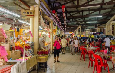 Dokuz İmparator Tanrıları Festivali sırasında, bazı tezgahlar dini dua süsleri ve vejetaryen yiyecekler satıyordu..