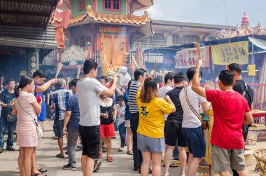 İnsanlar Ampang 'daki Dokuz İmparator Tanrıları Festivali sırasında tapınakta dua ederken görülebilirler. Vejetaryen Festivali olarak da bilinir..