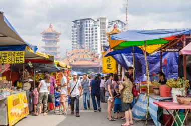 Dokuz İmparator Tanrıları Festivali sırasında, bazı tezgahlar dini dua süsleri ve vejetaryen yiyecekler satıyordu..
