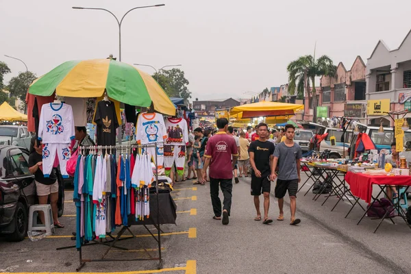 Люди можуть спостерігати за покупками і досліджувати навколо нічного ринку Сері Kembangan в понеділок, він продає все, від смачних продуктів, недорогий одяг і т. д.. — стокове фото