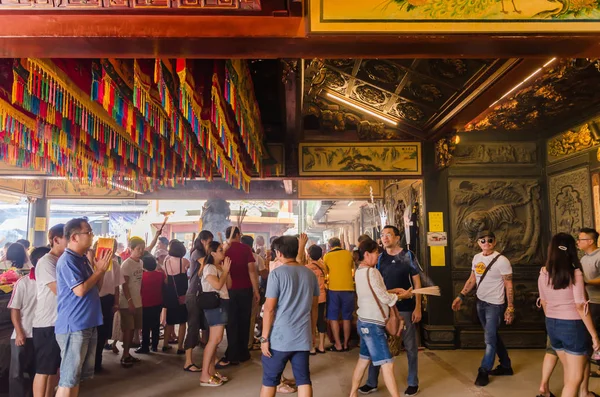 People can seen praying in the temple during the Nine Emperor Gods Festival in Ampang,it also known as Vegetarian Festival. — Stock Photo, Image