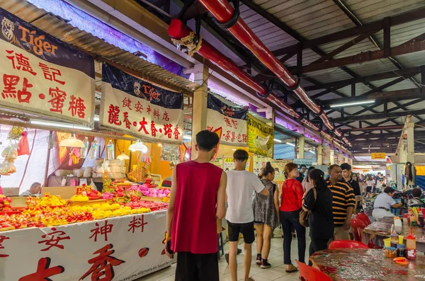 During the Nine Emperor Gods Festival,there are some stalls selling religious prayer ornaments and vegetarian foods, people can seen exploring around it. — Stock Photo, Image