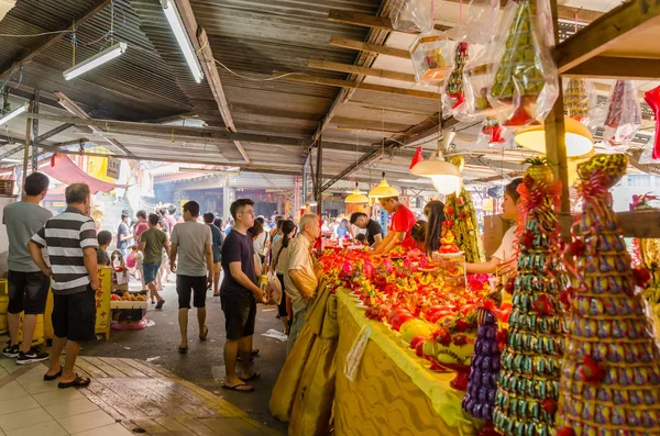 During the Nine Emperor Gods Festival,there are some stalls selling religious prayer ornaments and vegetarian foods, people can seen exploring around it. — Stock Photo, Image