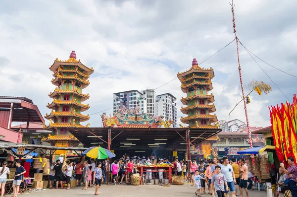 People can seen praying in the temple during the Nine Emperor Gods Festival in Ampang,it also known as Vegetarian Festival. — Stock Photo, Image