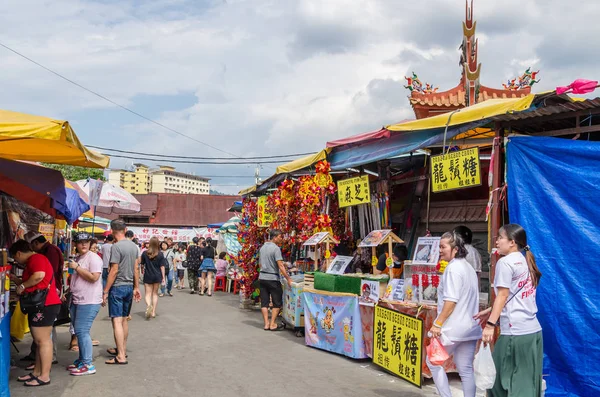 Durante o Nine Emperor Gods Festival, há algumas barracas vendendo ornamentos de oração religiosa e alimentos vegetarianos, as pessoas podem ver explorando em torno dele . — Fotografia de Stock