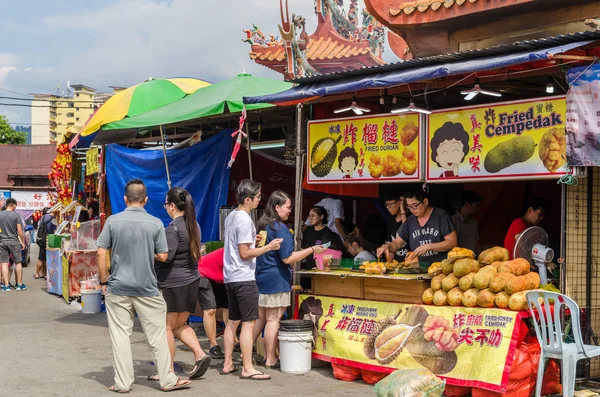 Während des Neun-Kaiser-Götter-Festes gibt es einige Stände, an denen religiöse Gebetsschmuck und vegetarische Speisen verkauft werden.. — Stockfoto