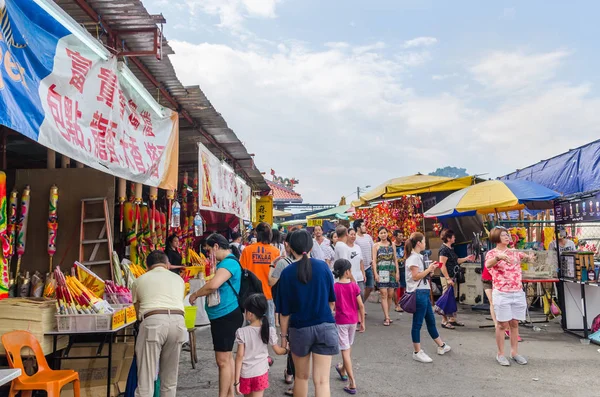 Tijdens het Negen Keizer Goden Festival, zijn er enkele kraampjes verkopen religieuze gebed ornamenten en vegetarisch voedsel, kunnen mensen zien verkennen rond het. — Stockfoto