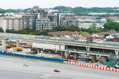Seri Kembangan, Malezya - 17 Mayıs 2020: Sungai Besi Toll Plaza boyunca bir toplu demiryolu taşımacılığı hattı inşa ediliyor.