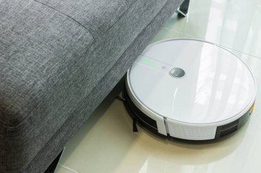 Kanepenin altını temizleyen robot süpürge..