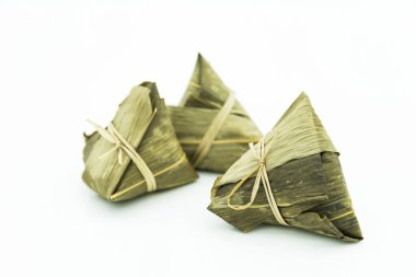 Zongzi 'nin yakın görüntüsü (yapışkan pirinç hamuru), farklı dolgularla doldurulmuş ve sazlığa sarılmış geleneksel Çin pilav tabağıdır..