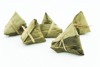 Zongzi 'nin yakın görüntüsü (yapışkan pirinç hamuru), farklı dolgularla doldurulmuş ve sazlığa sarılmış geleneksel Çin pilav tabağıdır..