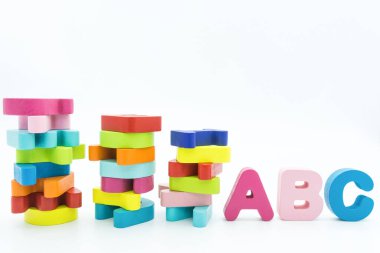 Çocuklar için renkli ahşap eğitici ABC oyuncak bulmacası.
