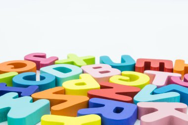 Çocuklar için renkli ahşap eğitici ABC oyuncak bulmacası.