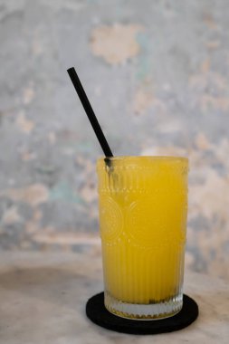 Hafif arka planda saman ile portakal suyu tazeleniyor