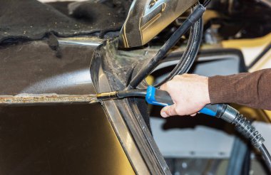 Araba tamircisi bir servis istasyonunda birlikte iki araba parçaları kaynak-Serie araba tamir atölyesi