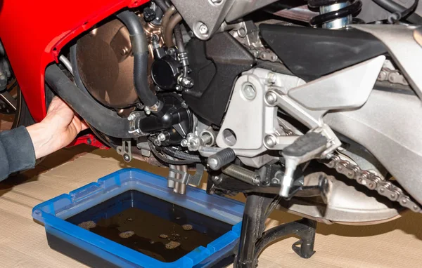 Petrol ile bir servis istasyonunda motosiklet Değiştir-Serie onarım atölyesi