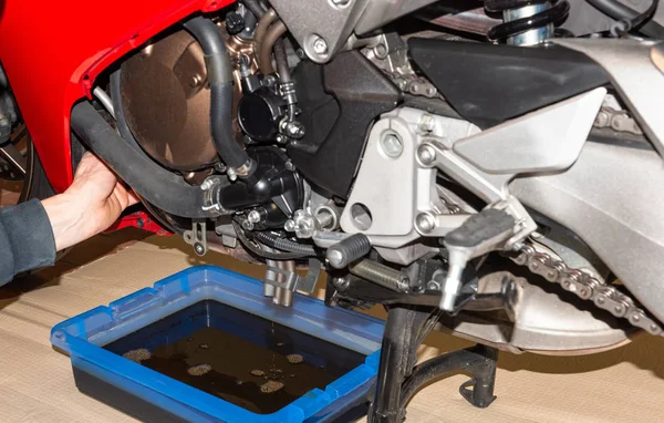Motocicletta in una stazione di servizio con cambio olio - officina riparazione Serie Foto Stock Royalty Free