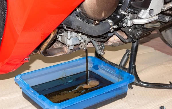 Petrol ile bir servis istasyonunda motosiklet Değiştir-Serie onarım atölyesi