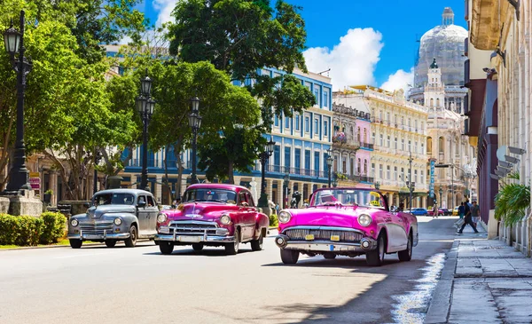 Amerikan pembe 1957 Buick Super 56c cabrio vintage araba, bordo 1952 Chevrolet Styleline ve gri 1948 Chrysler Plymouth özel de lüks ana cadde Pase — Stok fotoğraf