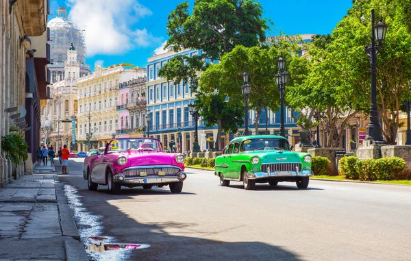 Amerikai Pink 1957_Buick Super 56c kabrió Vintage autó és egy zöld 1955 Chevrolet 210 Bel Air a fő utcán Paseo de Marti Havanna város Kuba-Serie Kuba re — Stock Fotó