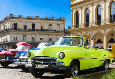 Havana, Küba - Ekim 03, 2018: Amerikan sarısı üstü açık 1951 Chevrolet Styleline ve 1957 model üstü açık kırmızı Ford Fairlane klasik araba Havana City Küba 'nın tarihi merkezine park edilmiş - Serie